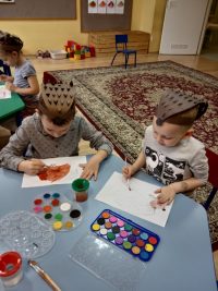 Dzieci malują farbą akwarelową jeża