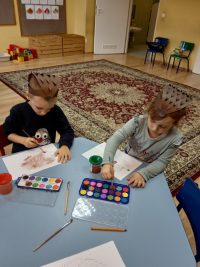 Dzieci malują farbą akwarelową jeża