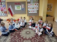 Dzieci z grupy Jeżyki na uroczystości z okazji rocznicy odzyskania Niepodległości przez Polskę