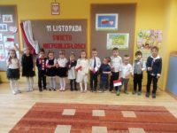 Dzieci z grupy Krasnoludki podczas akademii z okazji odzyskania przez Polske Niepodległości