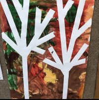 Jesienne drzewa - praca plastyczna wykonana w grupach. Malowana farbami z użyciem taśmy malarskiej.