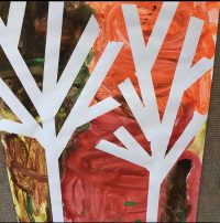 Jesienne drzewa - praca plastyczna wykonana w grupach. Malowana farbami z użyciem taśmy malarskiej.