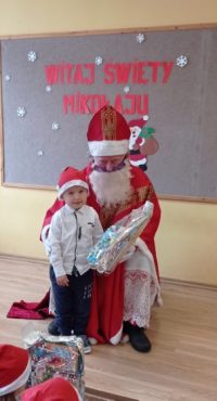 Pamiątkowe zdjęcie dziecka z Mikołajem