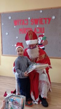 Pamiątkowe zdjęcie dziecka z Mikołajem