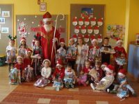 Dzieci z grupy Krasnoludki ze Świętym Mikołajem