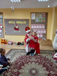 Spotkanie dzieci z Mikołajem