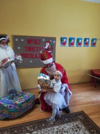 Zdjęcia indywidualne każdego dziecka ze św. Mikołajem podczas otrzymania prezentu