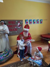 Zdjęcia indywidualne każdego dziecka ze św. Mikołajem podczas otrzymania prezentu