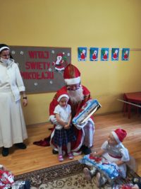 Zdjęcia indywidualne każdego dziecka ze św. Mikołajem podczas otrzymania prezentu