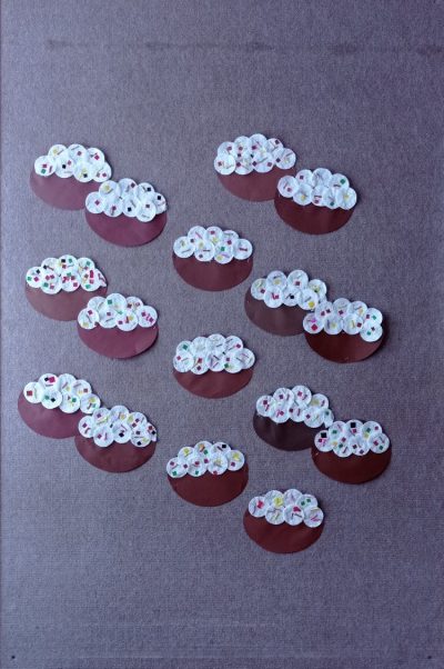 Pączki - kształt pączka wycięty z brązowego papieru, lukier wykonany z płatków kosmetycznych a posypka z papieru kolorowego i bibuły