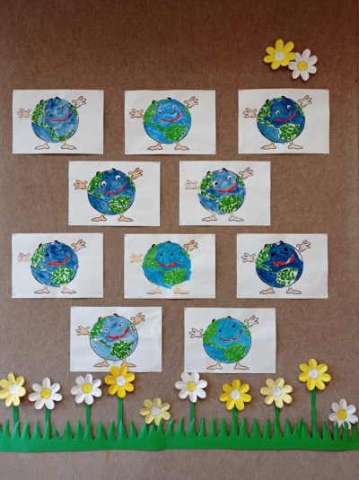 Nasza Planeta Ziemia - praca plastyczna wykonana różnymi technikami (malowanie niebieską farbą plakatową, wydzieranka papierem kolorowym oraz kolorowanie kredkami ołówkowymi)