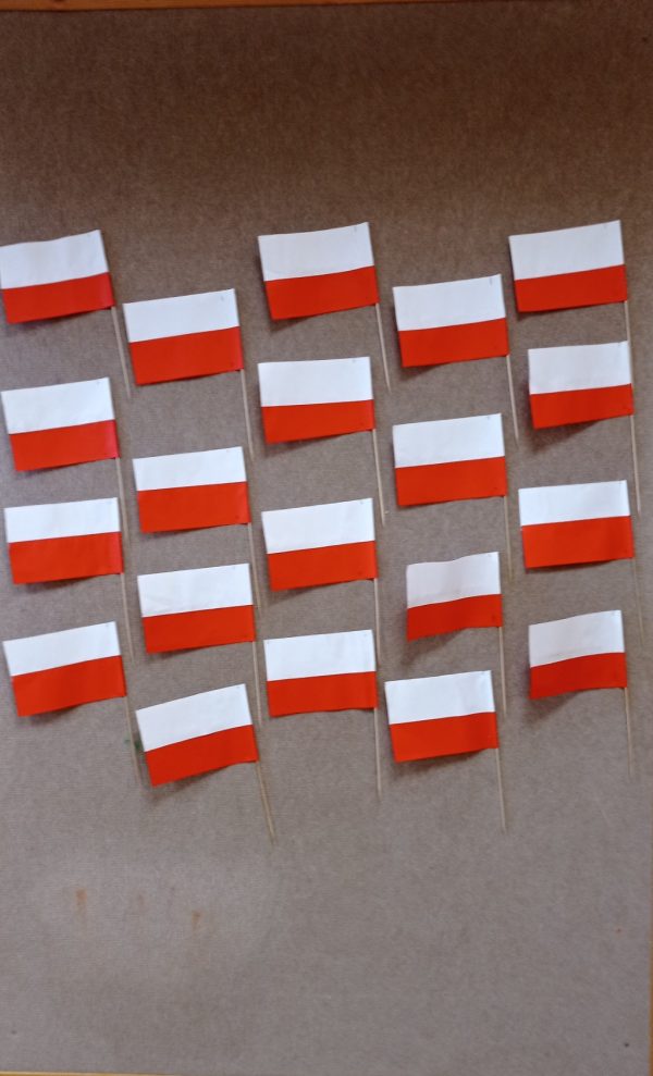 Flaga Polski - praca przestrzenna wykonana z białego i czerwonego papieru oraz patyczka
