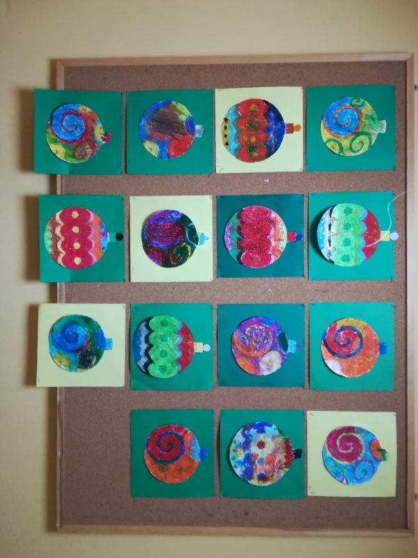 Bombki - praca wykonana pastelami i kolorowymi brokatami