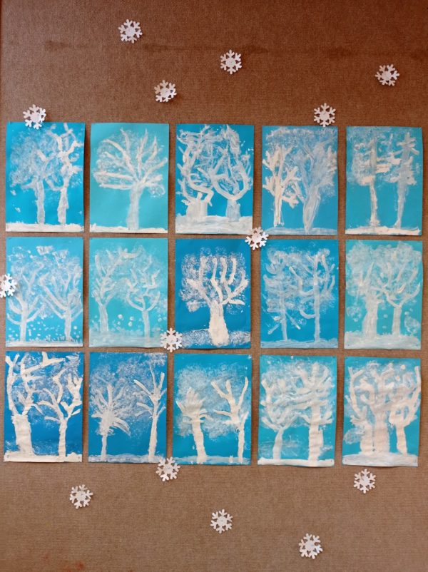 Zimowe drzewo - malowanie białą farbą za pomocą pędzla oraz gazetowej kulki