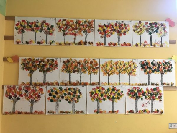 Złota jesień malowanie farbami plakatowymi za pomocą gąbki
