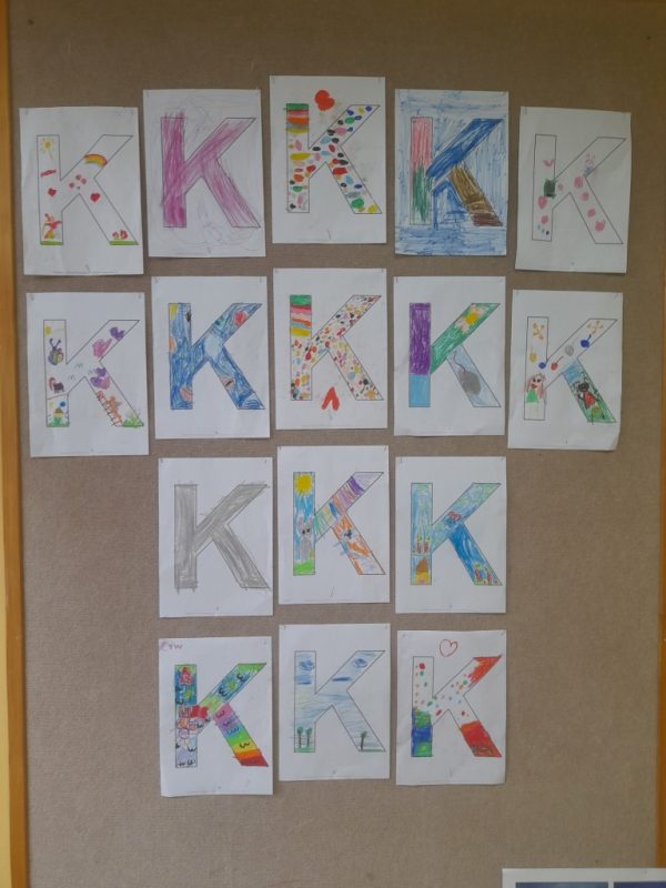 litera K - kolorowanie kredkami świecowymi