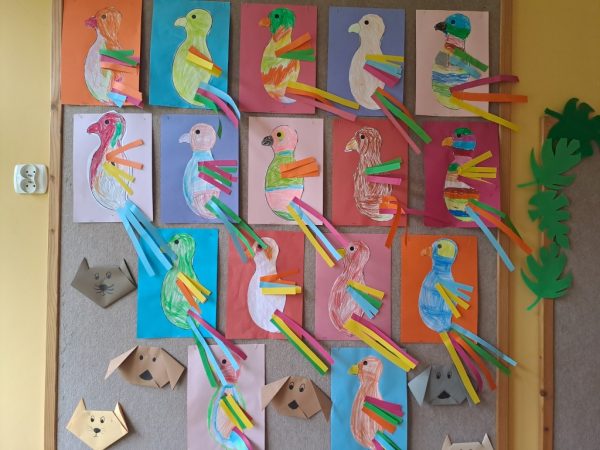 Papuga- kolorowanie pastelami, przyklejanie pasków papieru.