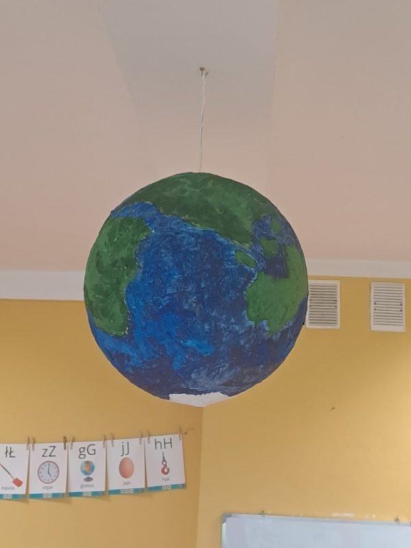 Ziemia- planeta z papieru mache, malowana farbami