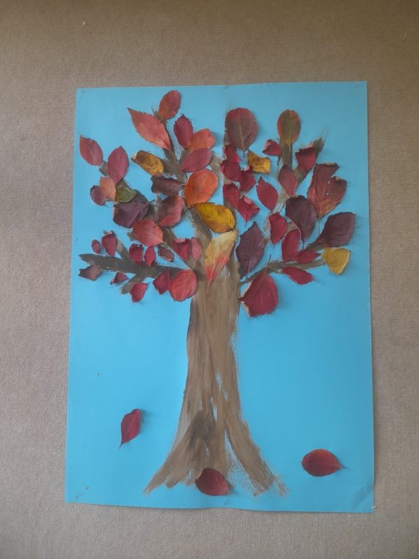 Drzewo jesienią - praca grupowa - malowanie farbami plakatowymi i przyklejanie kolorowych liści