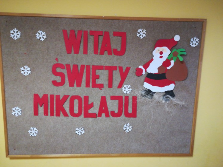 Dekoracja na tablicy informująca o powitaniu św. Mikołaja