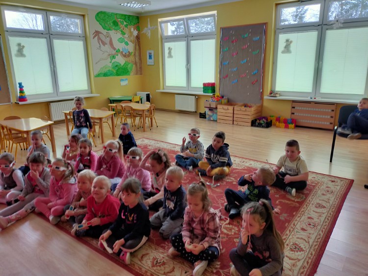 Dzieci biorą udział w spotkaniu on-line