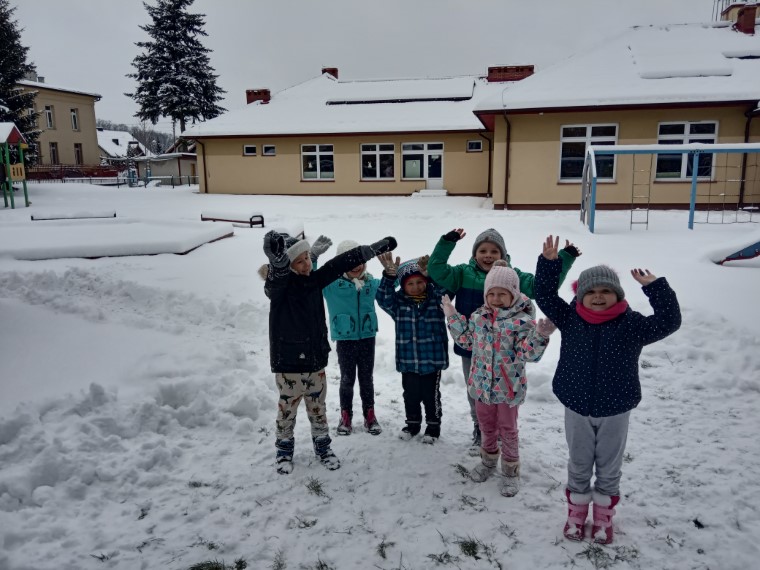 Zabawy dzieci na śniegu