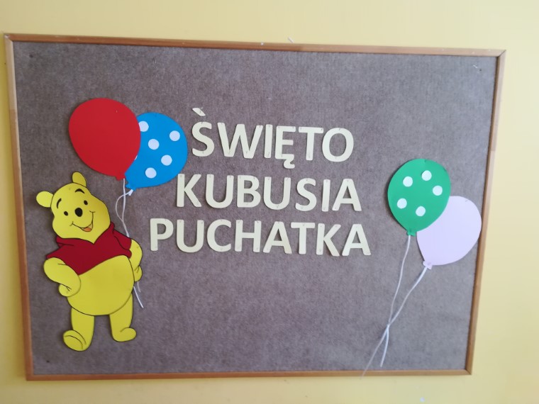 Dekoracja tablicy w sali na Święto Kubusia Puchatka