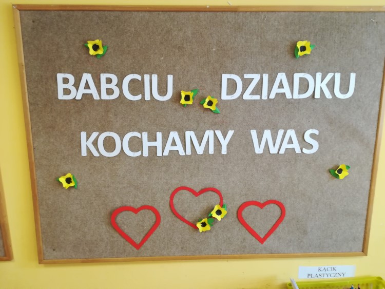 Dekoracja tablicy: „Babciu, Dziadku kochamy Was”