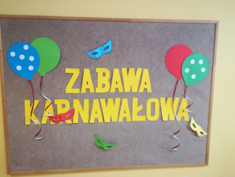 Dekoracja na tablicy, napis: Zabawa karnawałowa