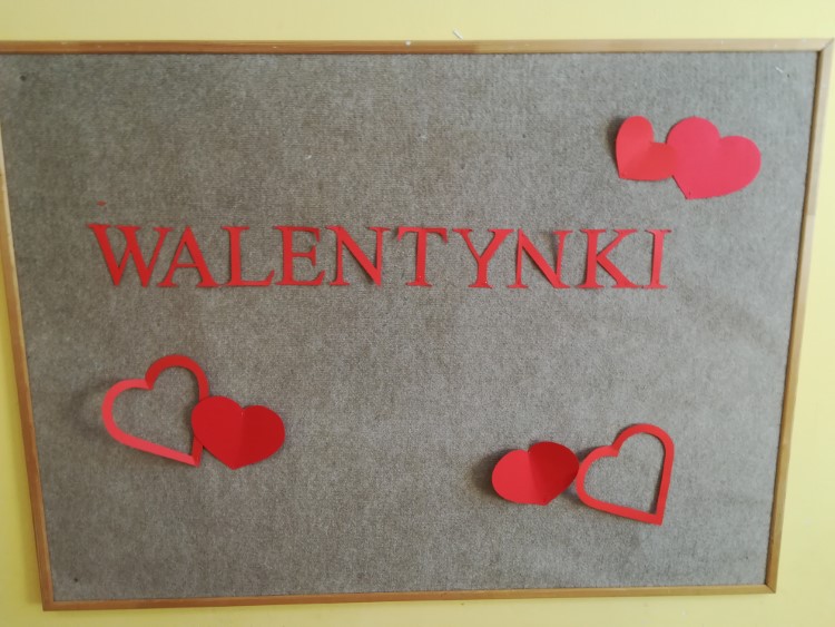 Dekoracja tablicy: napis Walentynki