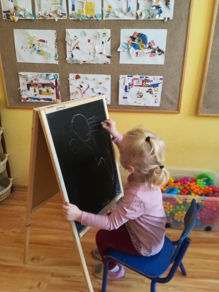 Rysowanie kredą na tablicy