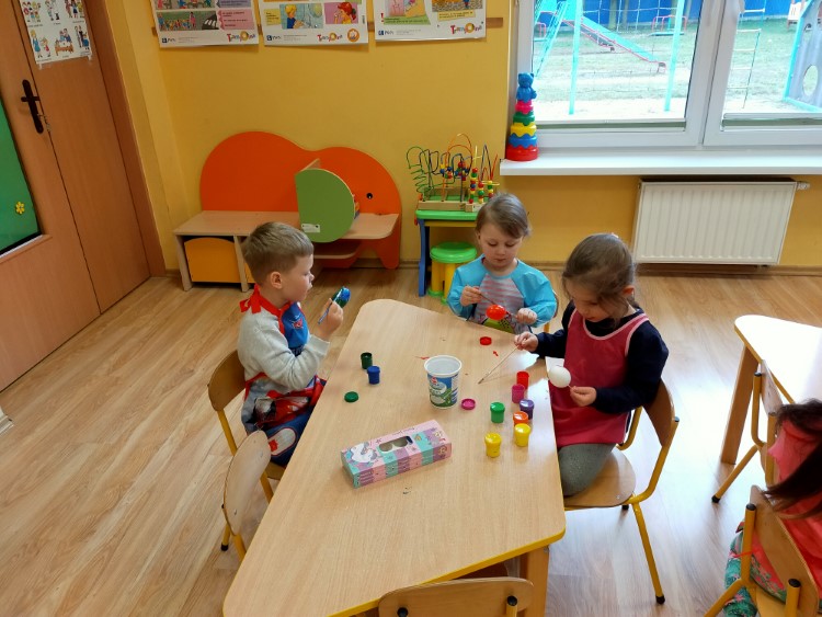 Malowanie pisanek farbami plakatowymi