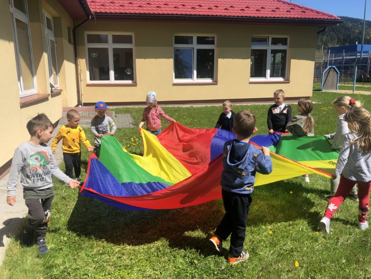 Zabawy w ogrodzie przedszkolnym