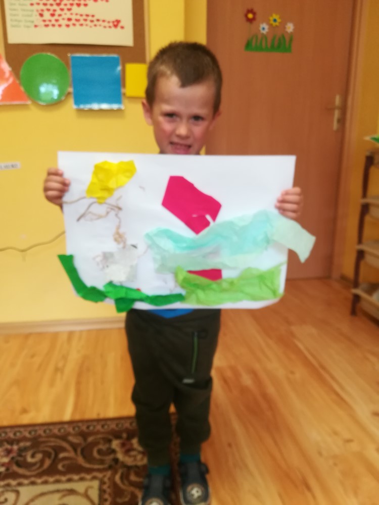 Prace plastyczne wykonane z różnorodnych materiałów papierowych, sznurków i wstążek itp.
