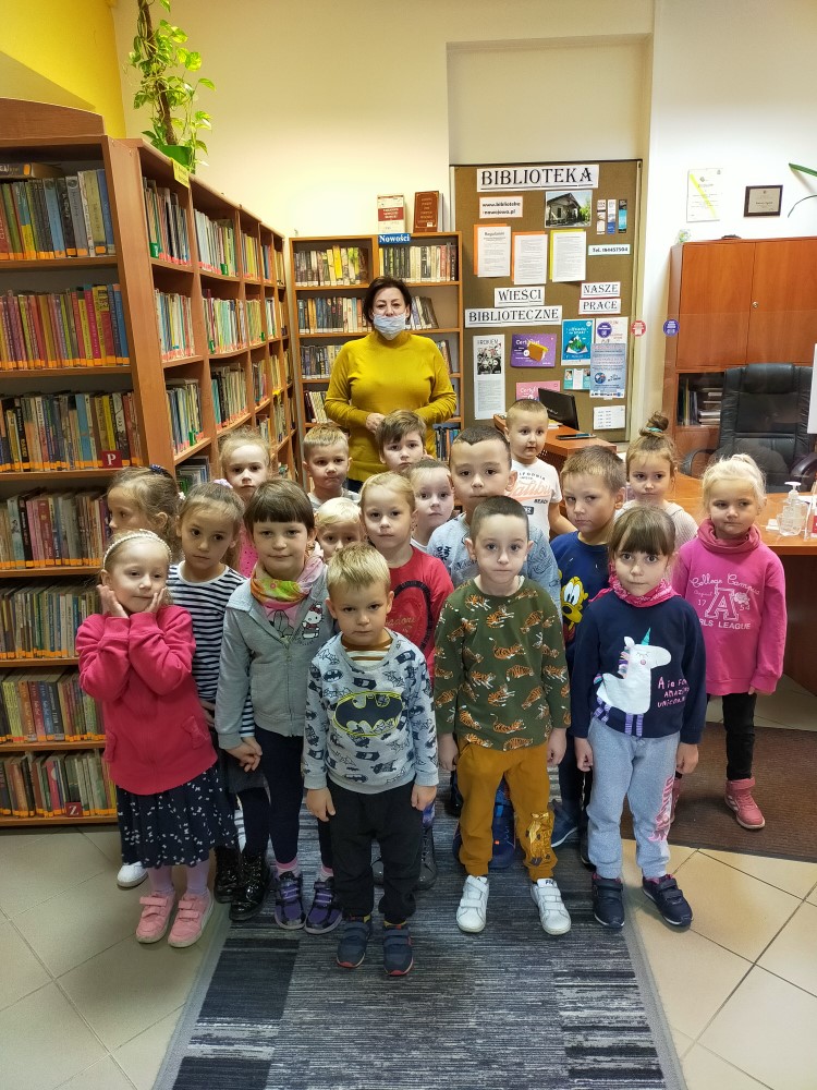 Wycieczka do biblioteki w Nawojowej- Zajęcia czytelnicze ,,Krasnale z pasją,,