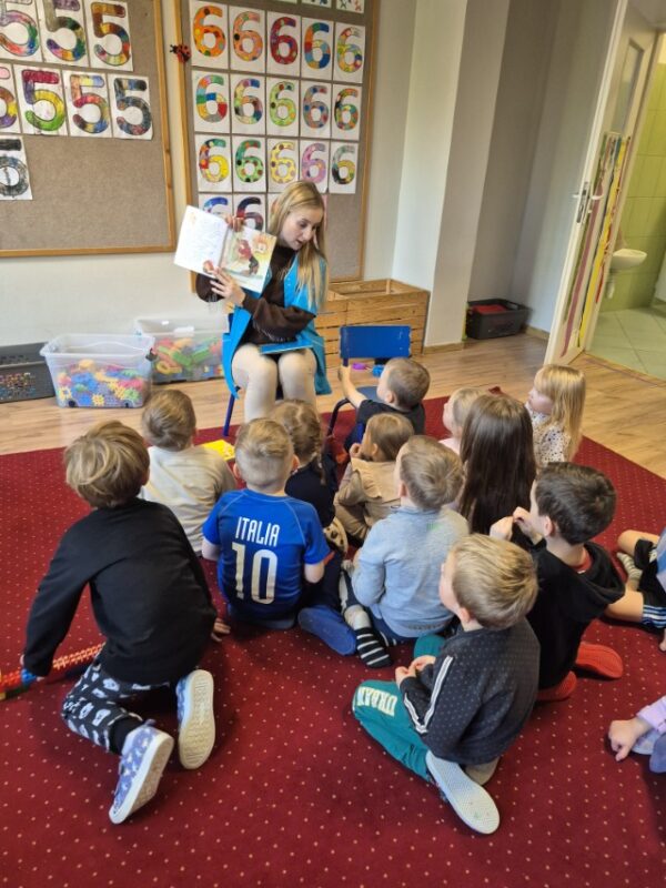 Spotkania z bajką - czytanie przez pedagog p. Dominikę