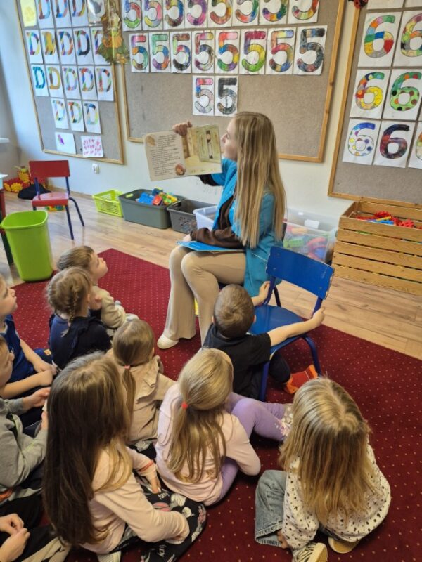 Spotkania z bajką - czytanie przez pedagog p. Dominikę