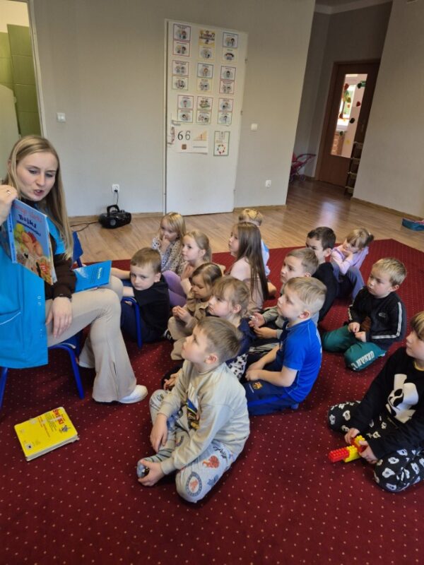 Spotkania z bajką - czytanie przez pedagog p. Dominikę